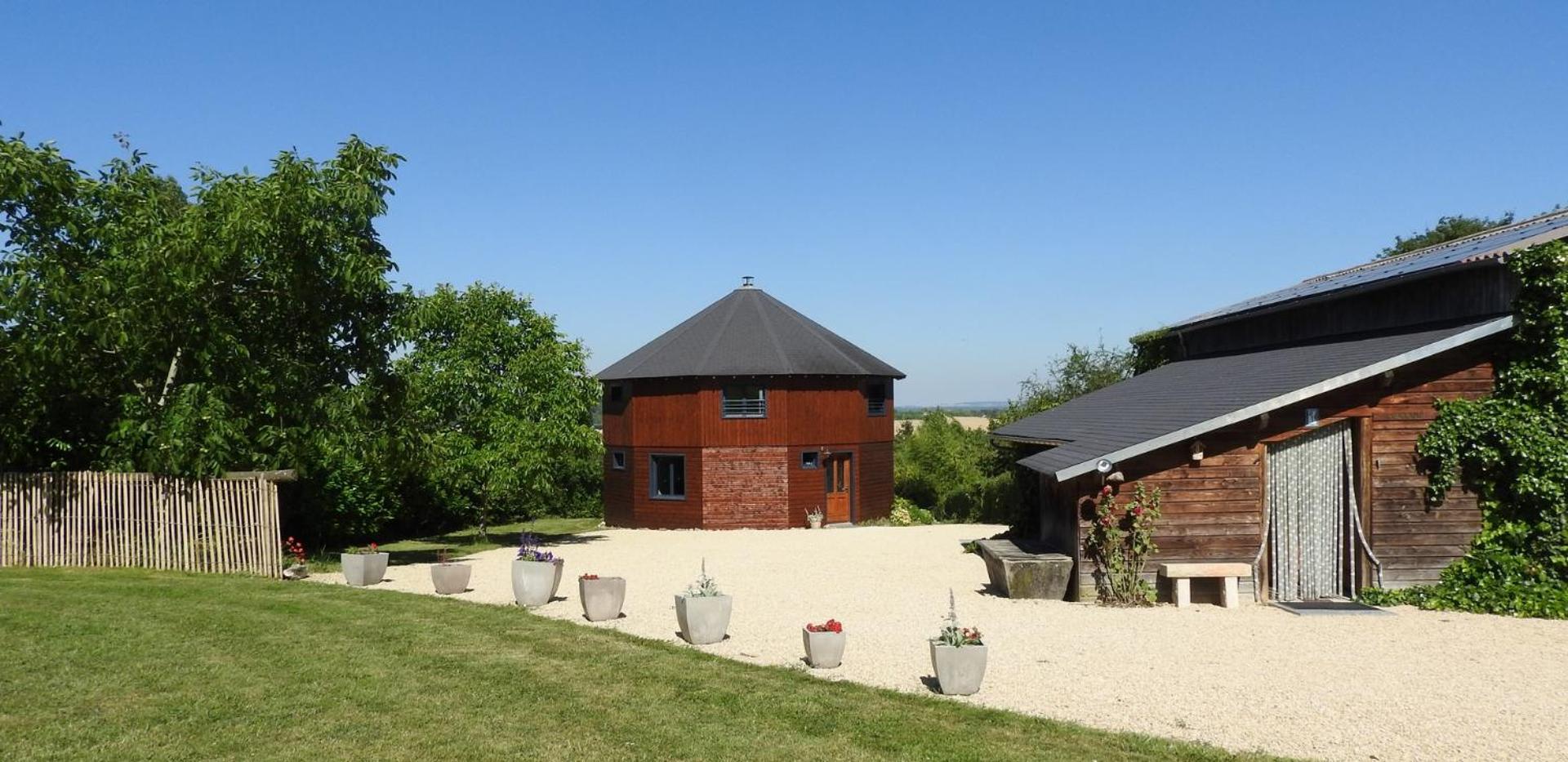 Monthoiron La Maison Ronde Et Ses 2 Cahutes מראה חיצוני תמונה