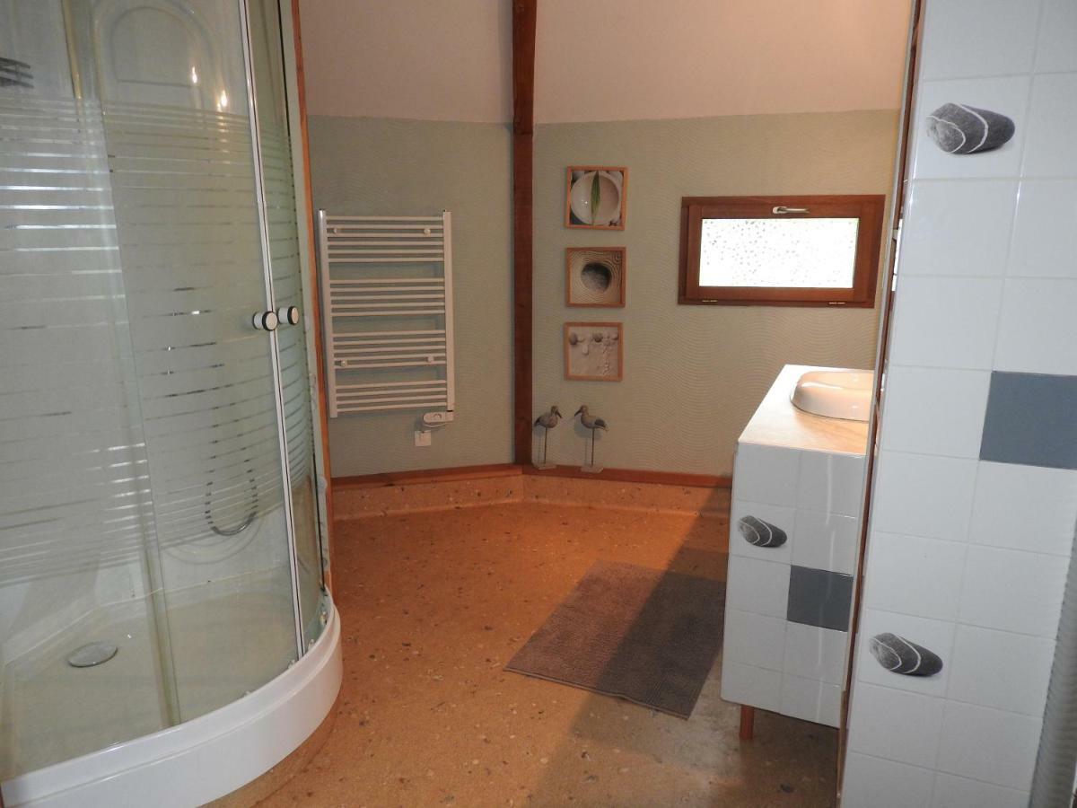 Monthoiron La Maison Ronde Et Ses 2 Cahutes מראה חיצוני תמונה